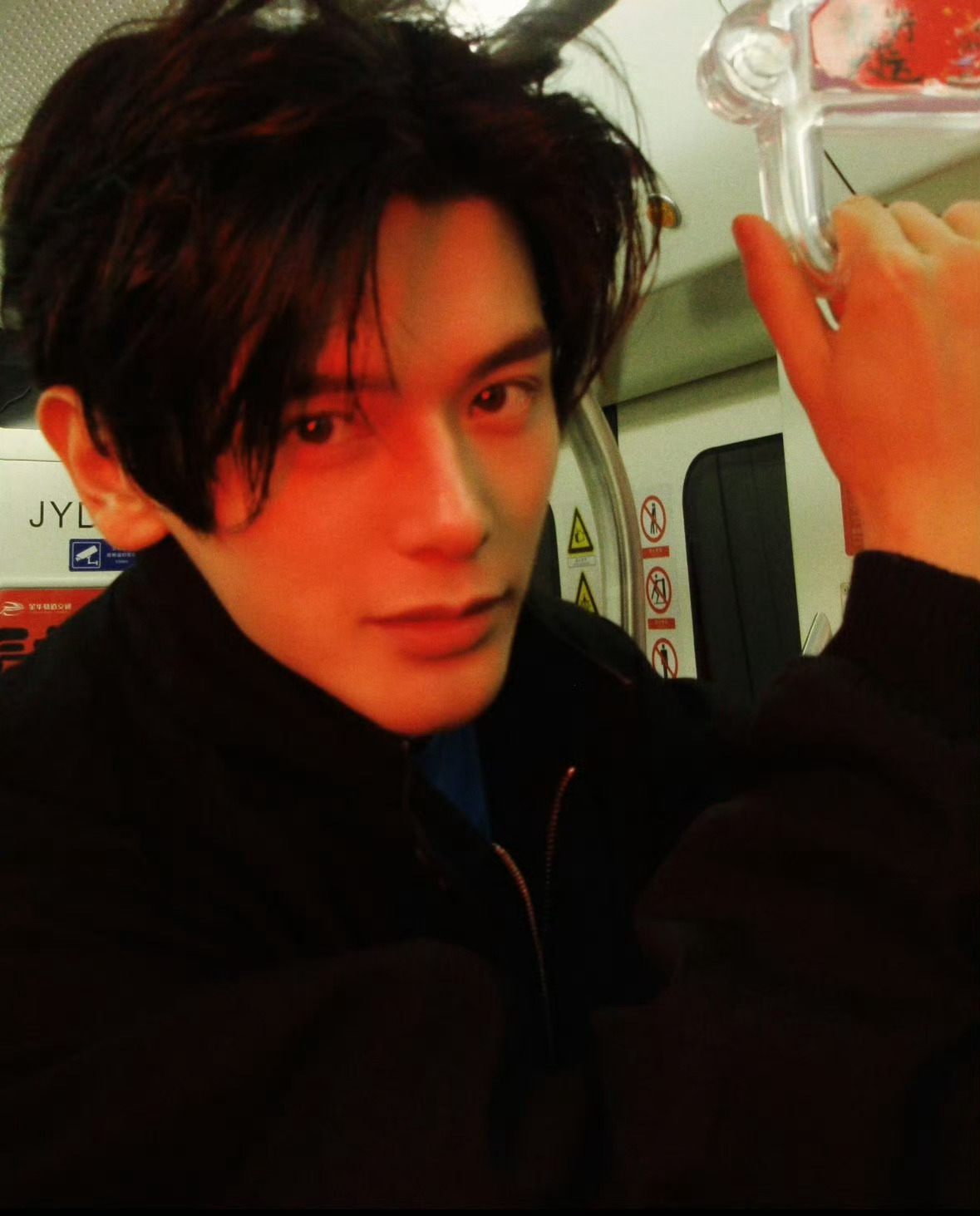 姚弛没有技巧就是硬帅 姚弛深圳线下帅到失语！硬帅颜值无技巧却惊艳，建模脸自带高级