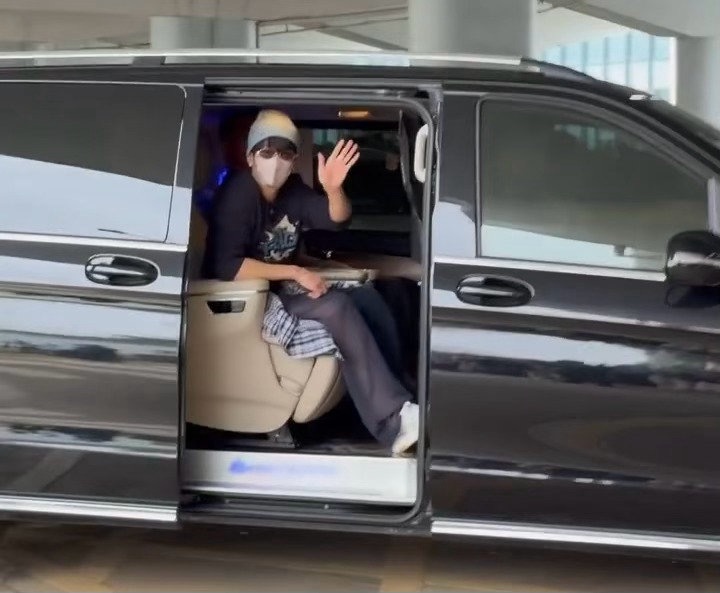 檀健次打开车门和粉丝打招呼了！真的好宠粉！期待檀健次星光大赏红毯造型啦！星光大赏