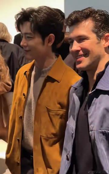 肖战看秀状态和待遇都是顶级 2026秋冬男装系列穿在肖战身上，暖黄色一出场立马吸