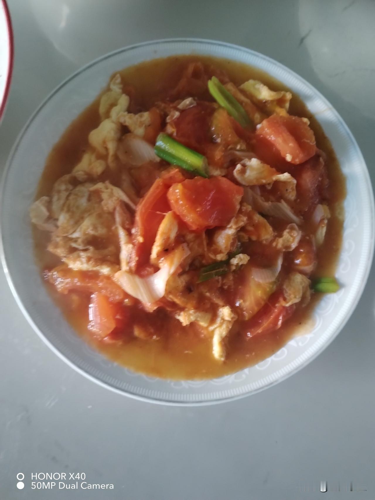 早上给老公做了一盘西红柿炒鸡蛋，没放糖。老公说这西红柿很贵的，他花4.5元/斤买