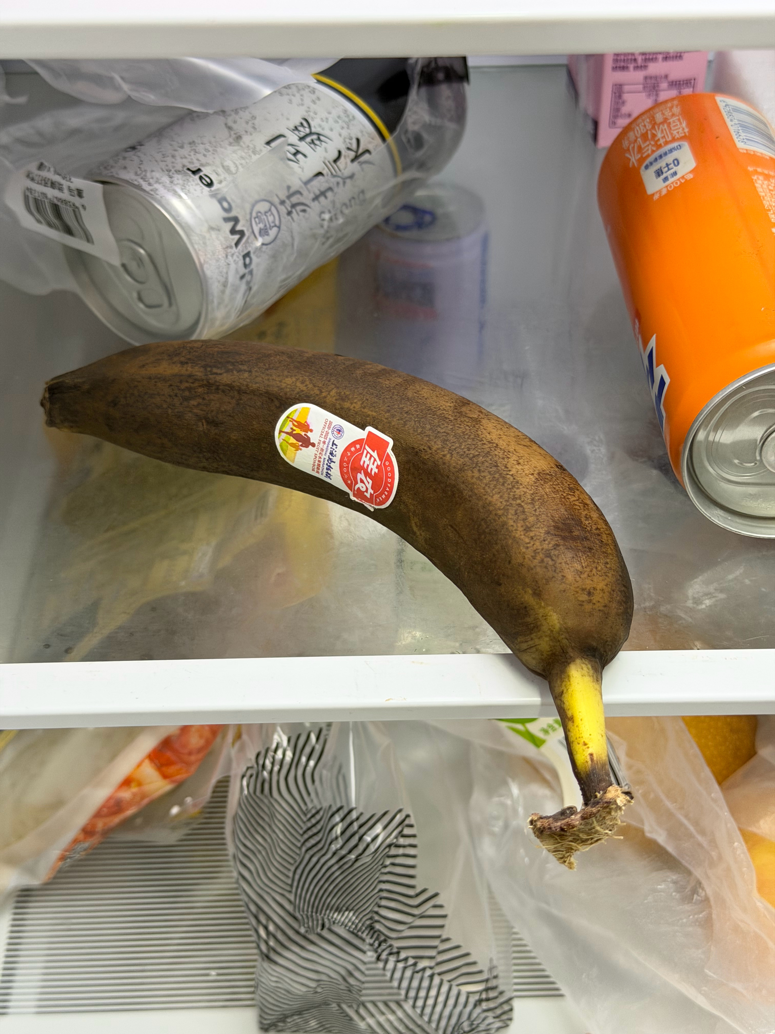 再说一遍，香蕉是热带水果，不适应低温环境，冰箱的低温会“冻伤”它，常温下环境就行