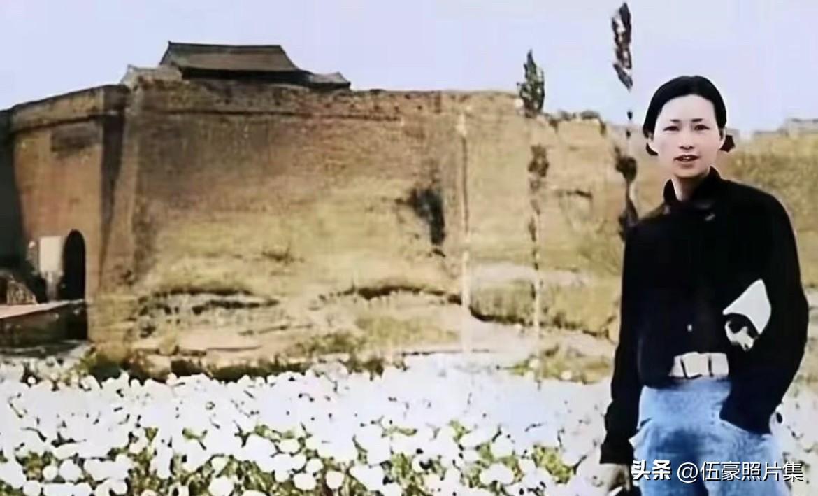 1936年初夏，时年32岁的林徽因在陕西耀州进行古建筑野外考察时的老照片。她腋下