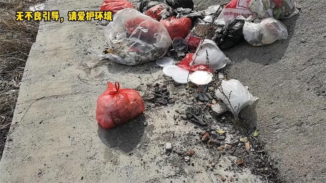 河道发现不文明现象，竟然还是女士私人物品，太尴尬了吧！