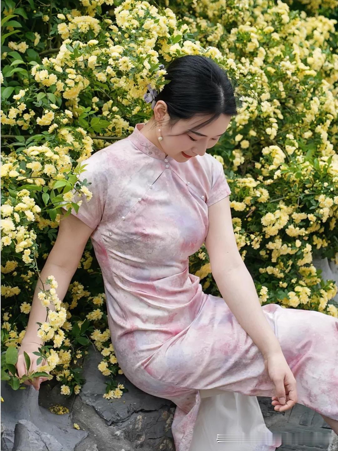 四月，春光正好，风也温柔。不必追赶时节，不必迎合他人，就在这温柔的光阴里，慢慢活