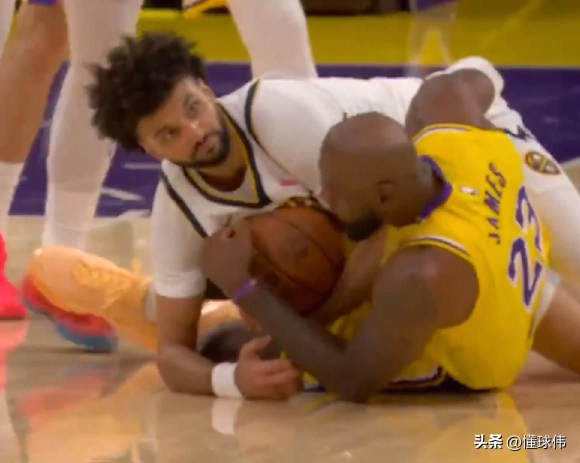 拼了！穆雷谈詹姆斯：

“勒布朗今天非常拼。”

“那个地板球的争抢。”

“他