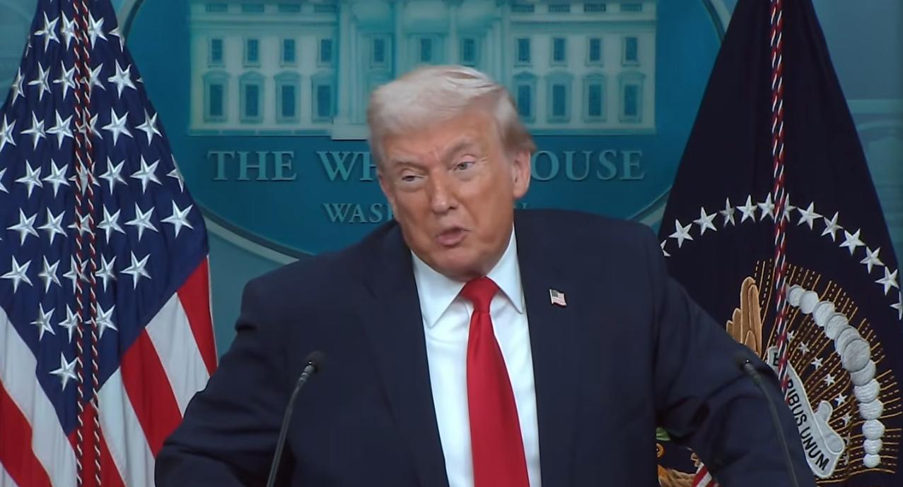 1月21日消息，特朗普在白宫新闻发布会上展示“政绩册”，还借妻子之口把自己比作巴