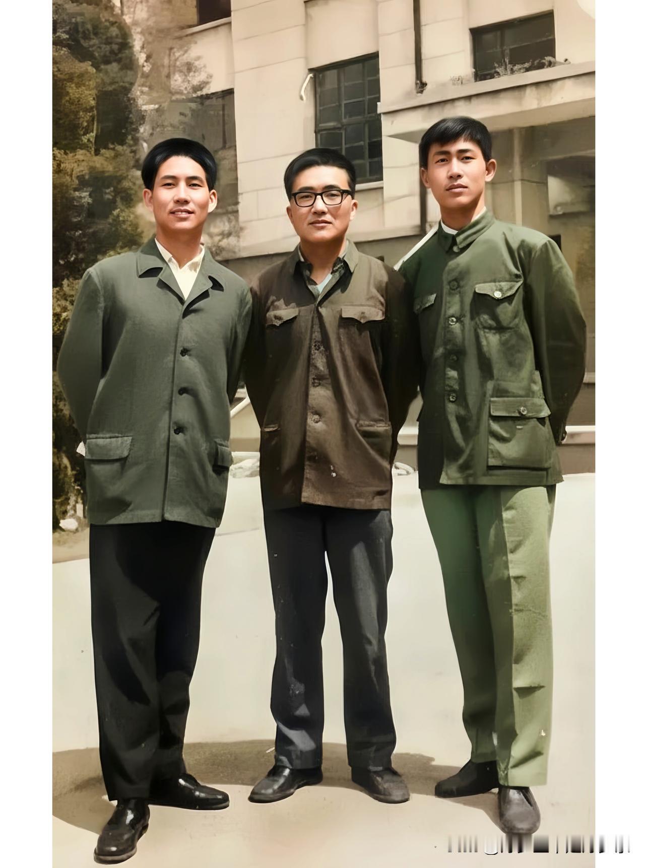 这是上世纪八十年代许家印在河南钢铁厂工作期间与同事的一张合影老照片，照片中三人并