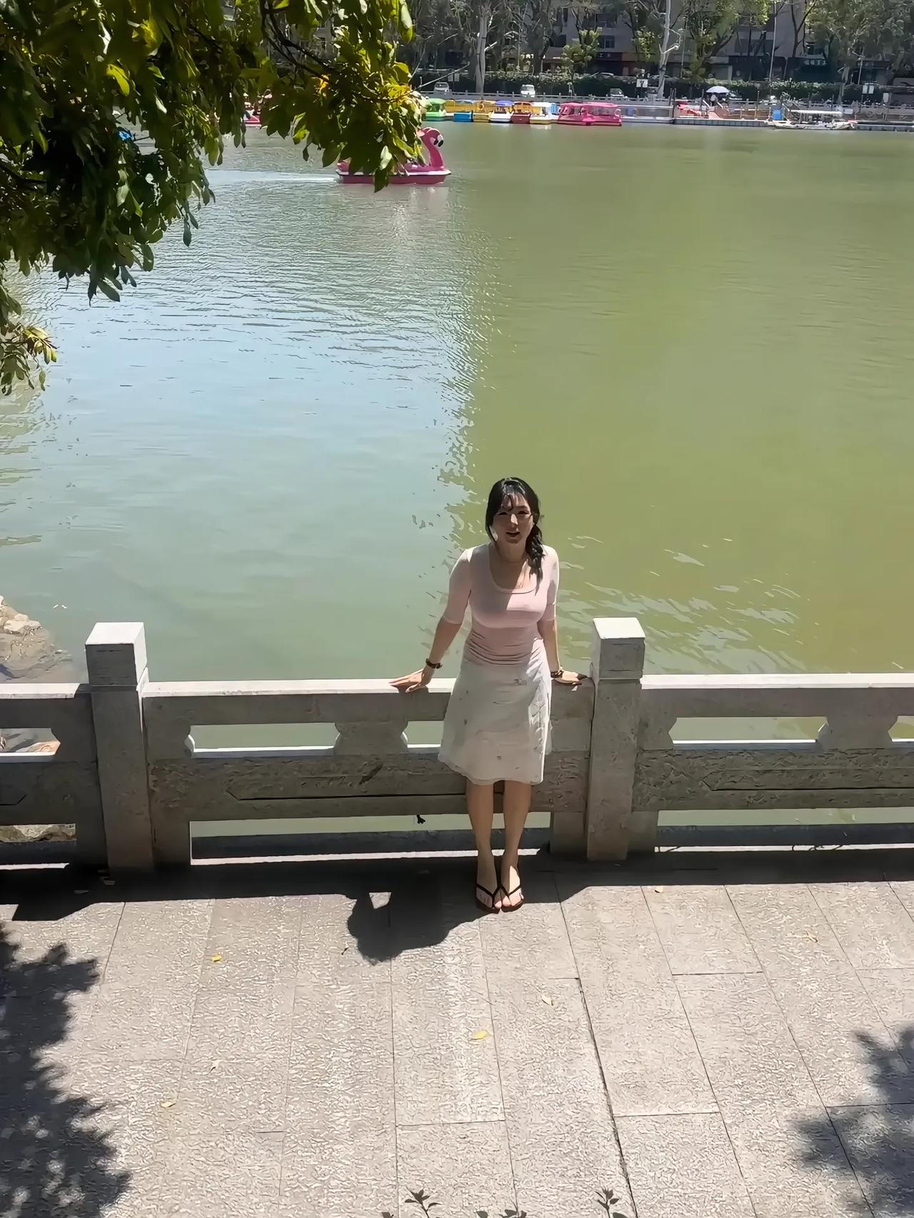 阳光下的悠闲时光，湖边漫步，享受宁静与美好。🌞🌿🚣‍♀️如何拍出户外氛围感