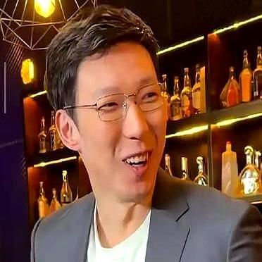 周琦坐解说席，男篮胜率反而更高？
 
周琦缺席赛场，却以自嘲接住“波兰梗”。这不