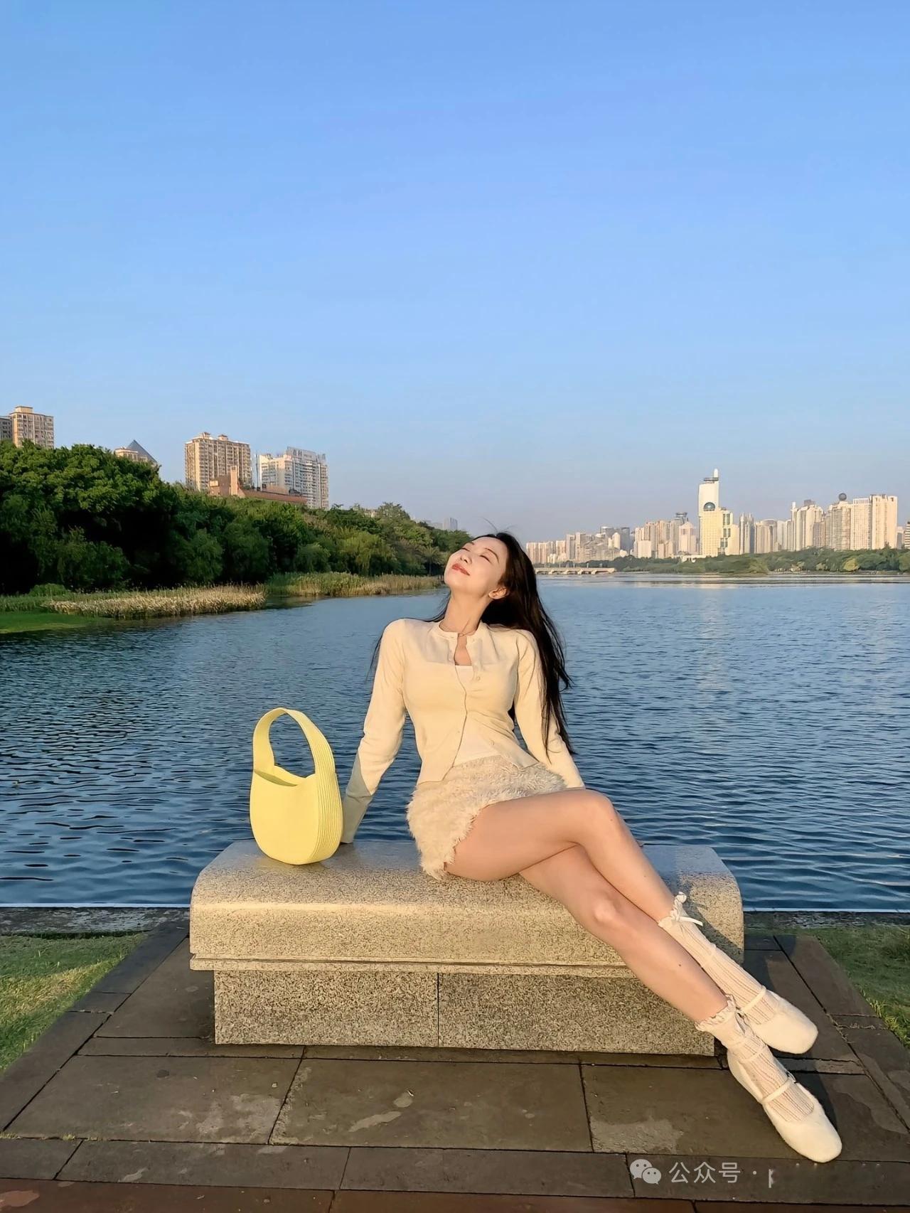 晒图笔记大赛少女海边拍照，湖畔轻倚，风姿绰约，风景美如画，城市与自然的完美融合。