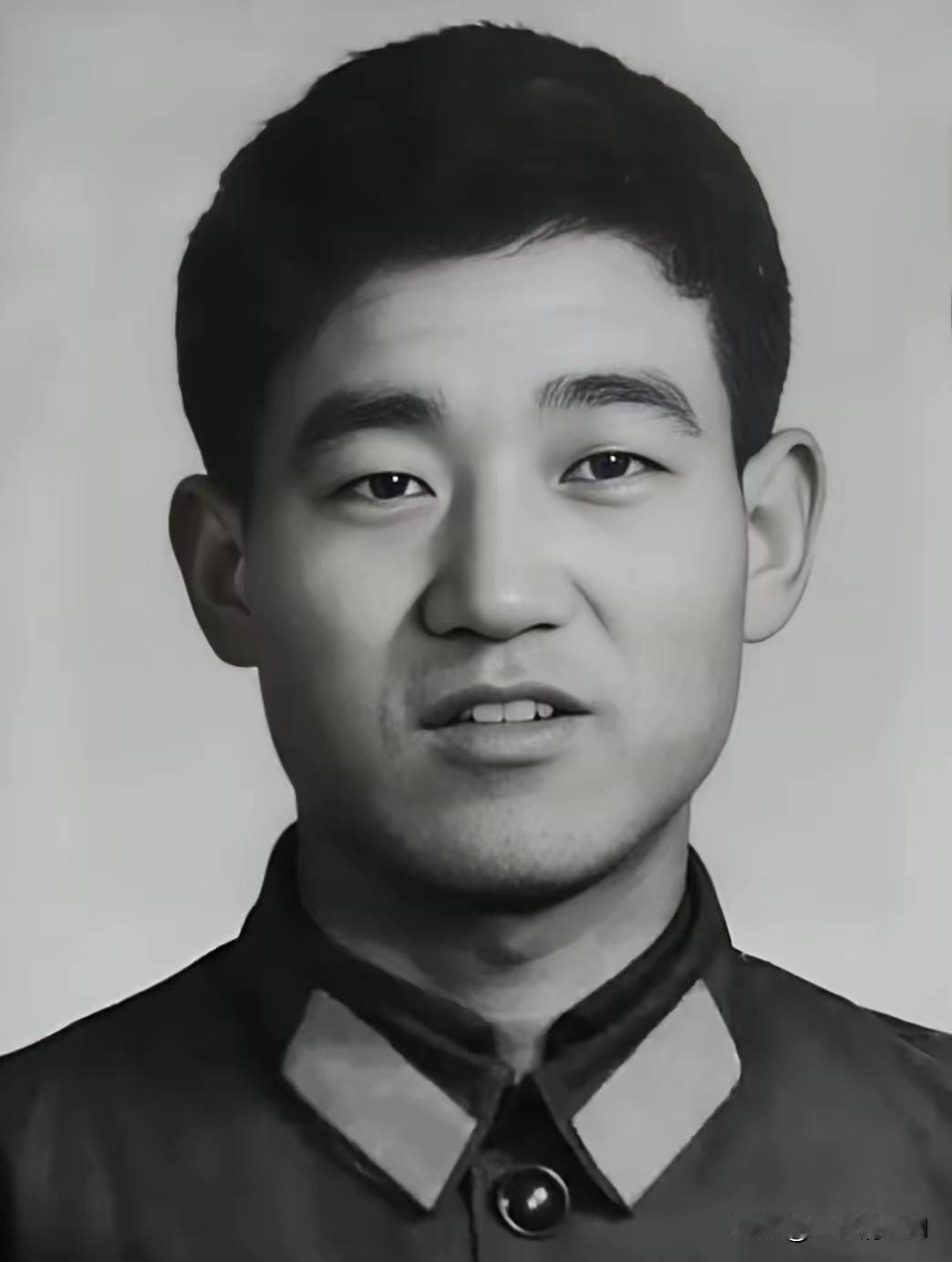 老山一等功臣郑现勇，河南周口人，1972年入伍，先后服役于50军149师、原武汉