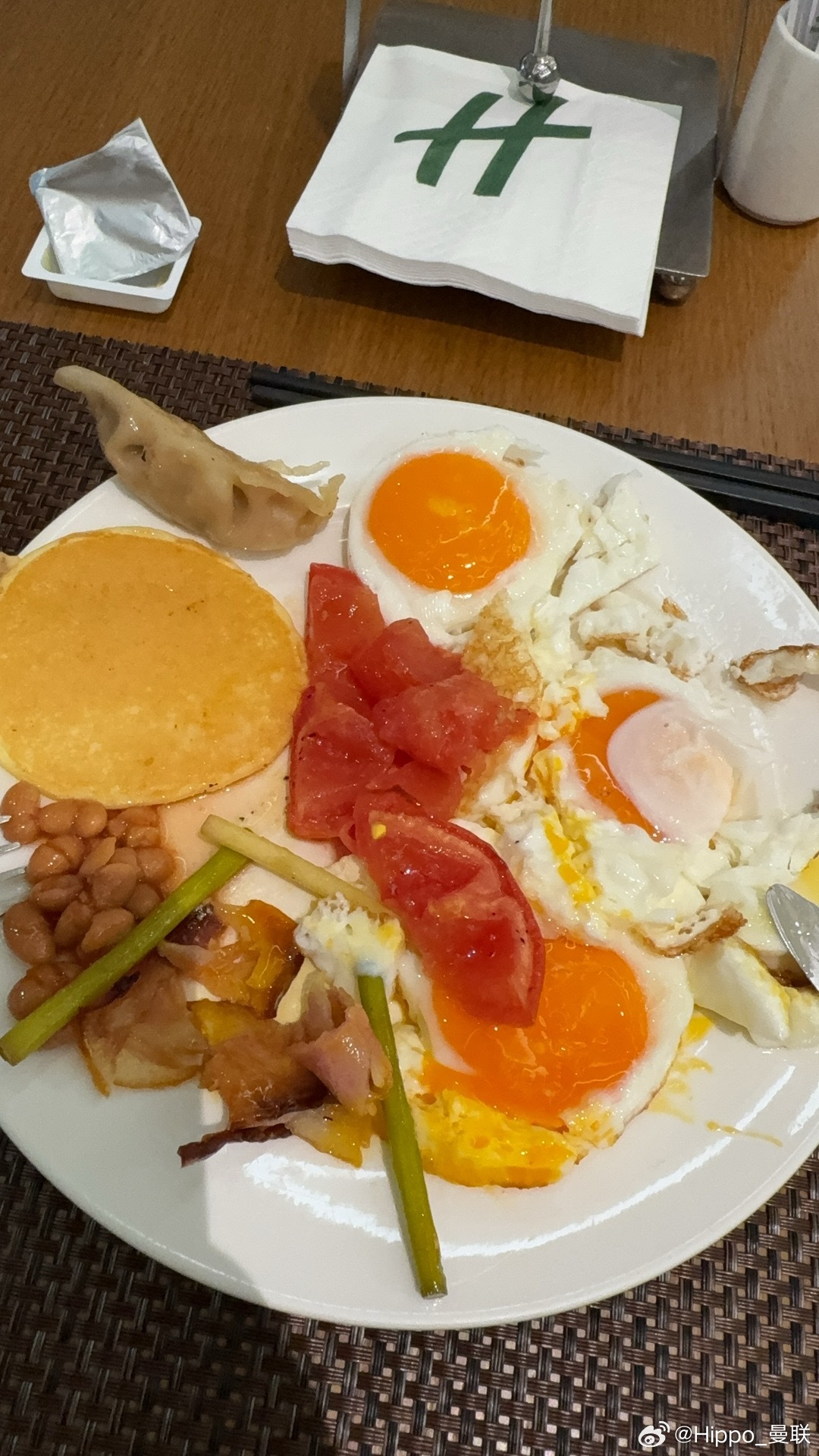 餐厅里面每个人都按照自己喜欢的或者觉得健康的方式吃早饭，但我觉得拿几个打包盒装得