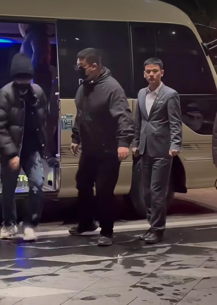 她哥这排面可以啊
电视剧都不敢这么演
青春男大
漫天飞雪
妥妥的霸道总裁出场即视