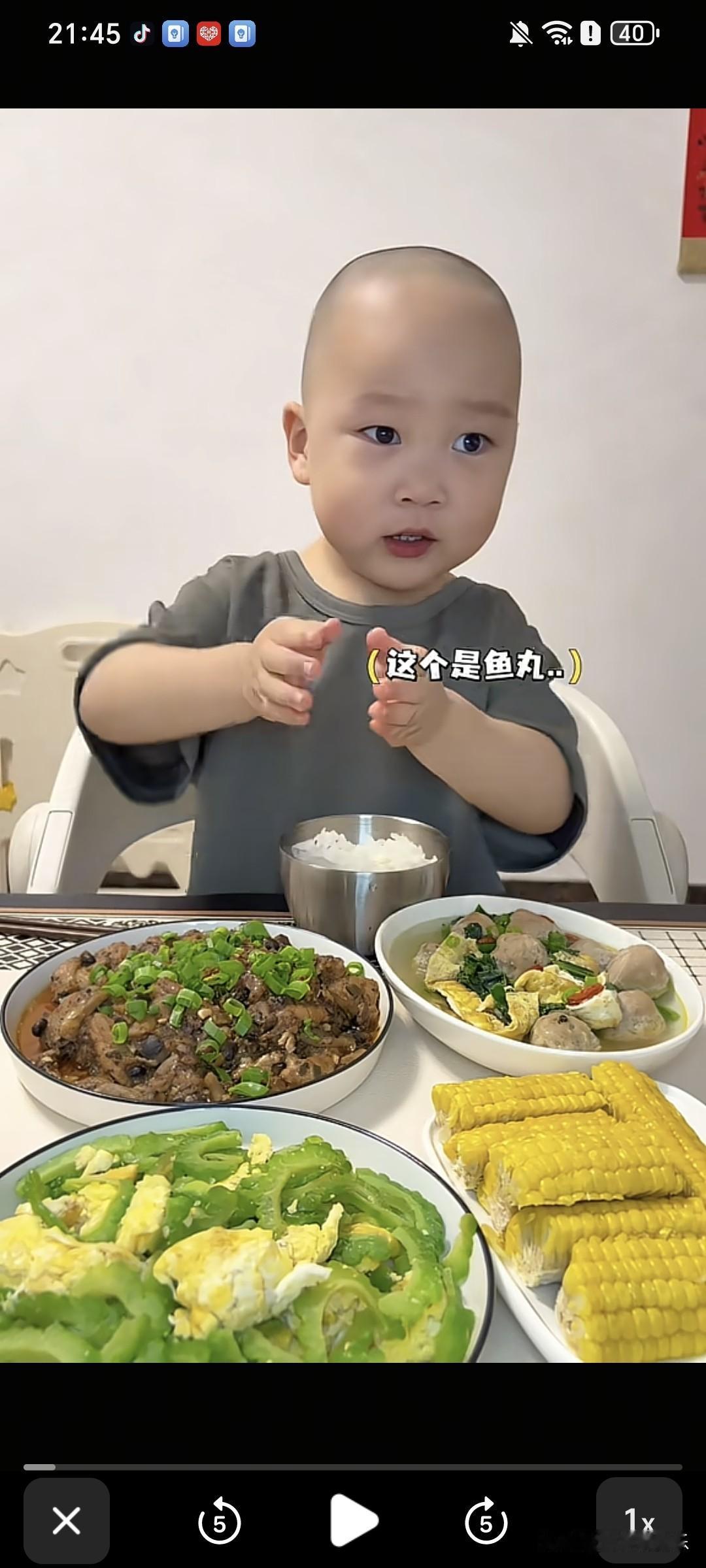 米乐妈妈真是此地无银三百两，
有网友质疑米乐智商，
今天更新的视频使劲让孩子表演