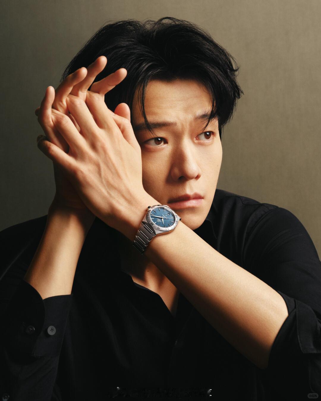 欧米茄名人大使魏大勋一组全新大片，演绎OMEGA星座系列41毫米腕表，黑色衬衫搭