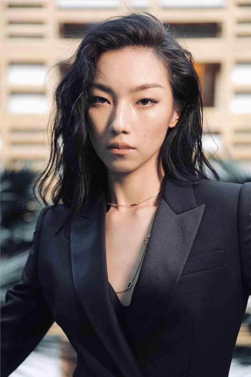 大家发现了吗？以前的明星要是塌房了，品牌广告是最先出来解约的，但那尔那茜这里却没