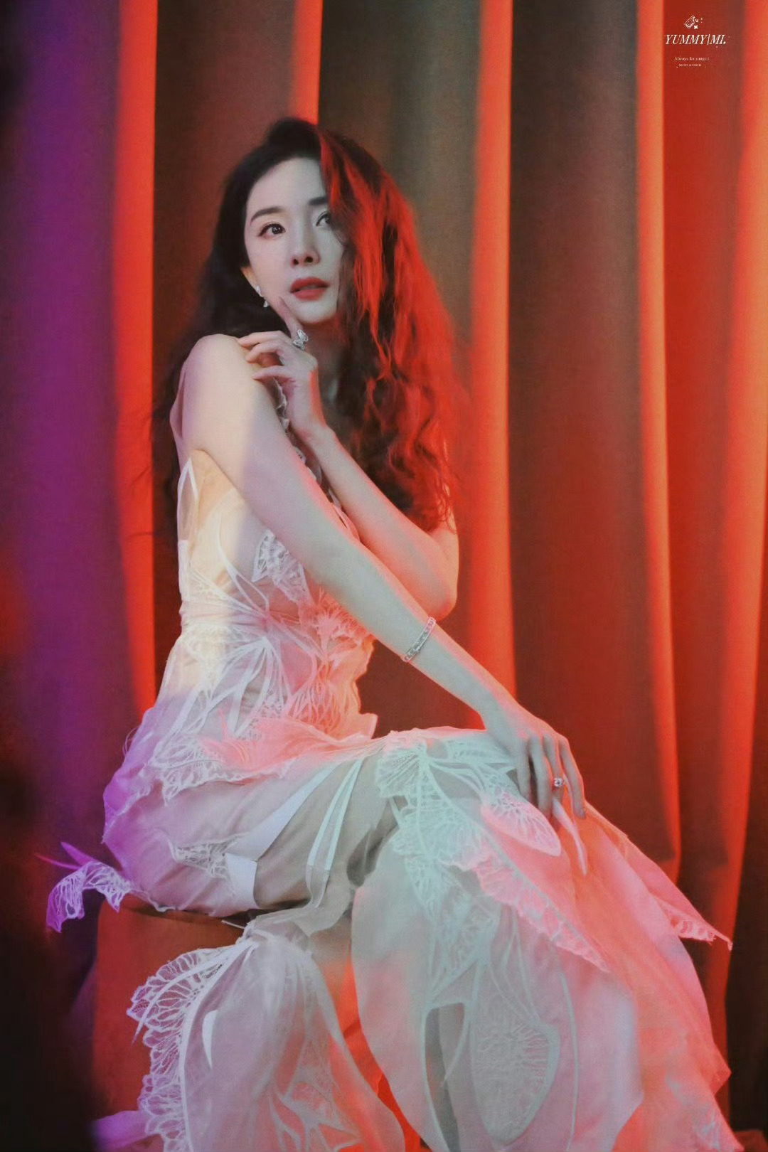 杨幂[超话]💚杨幂 一起来回顾那些年封神的时尚芭莎 ​​​