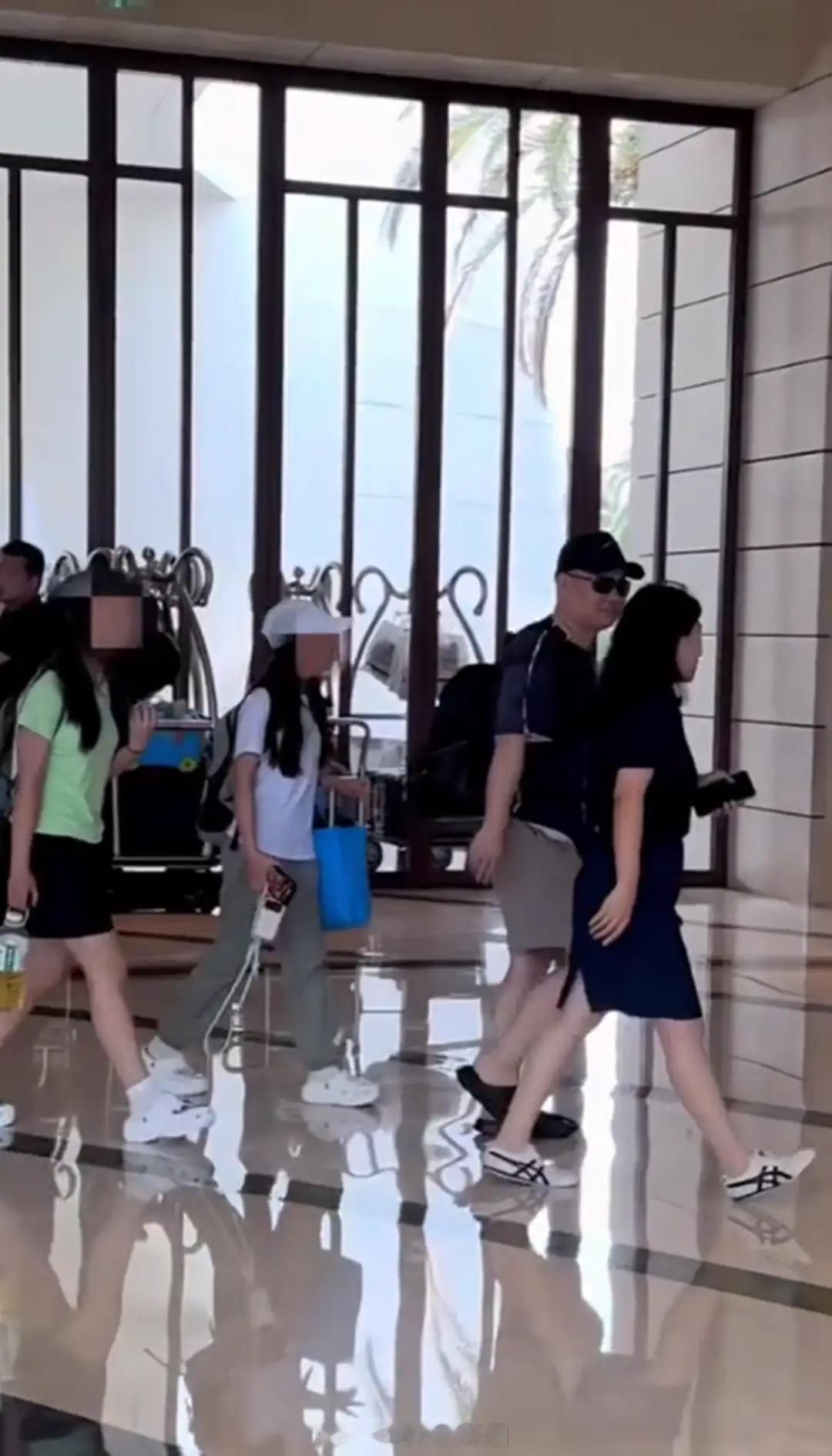 三亚偶遇岳云鹏，狂瘦8斤差点认不出，14岁女儿近1米7身高太抢镜 