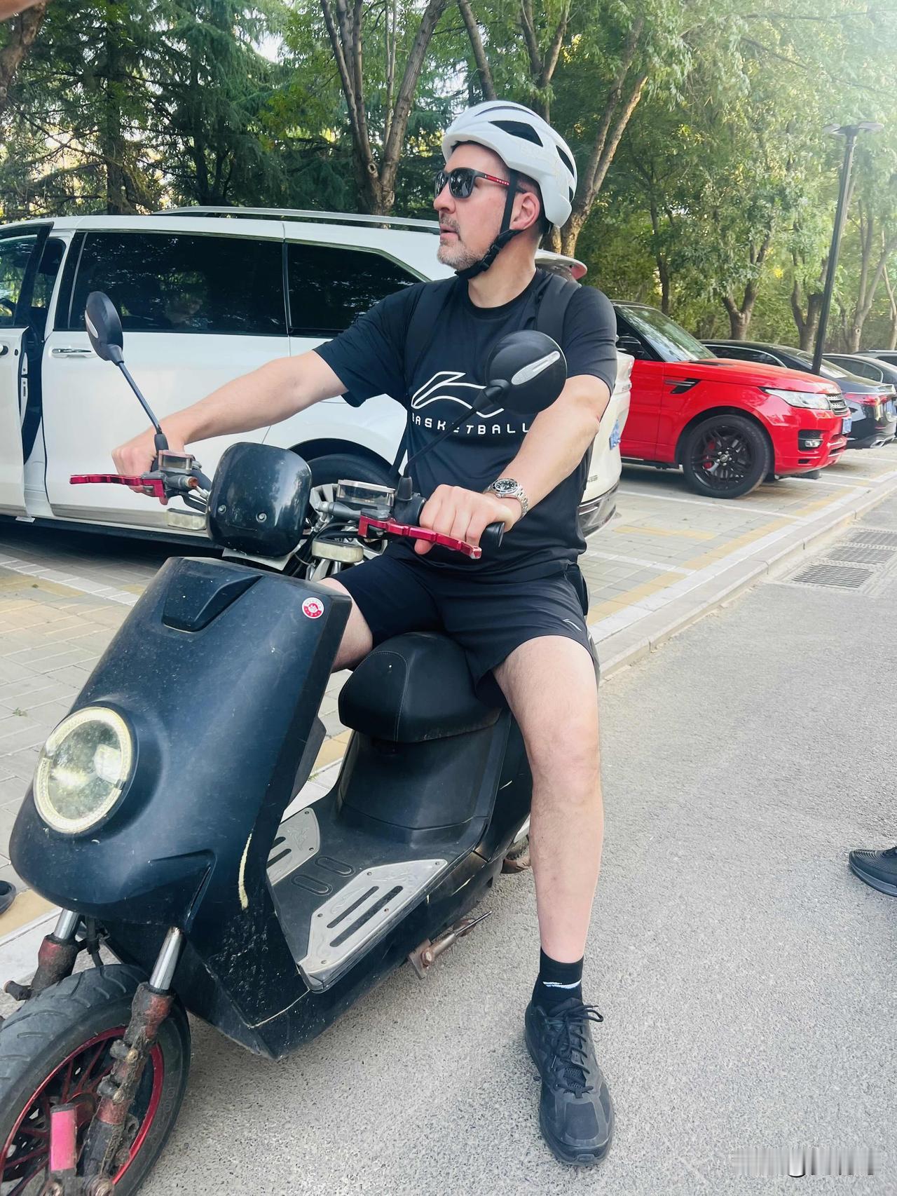 这是山东男篮谁骑上了心爱的小电车[憨笑]