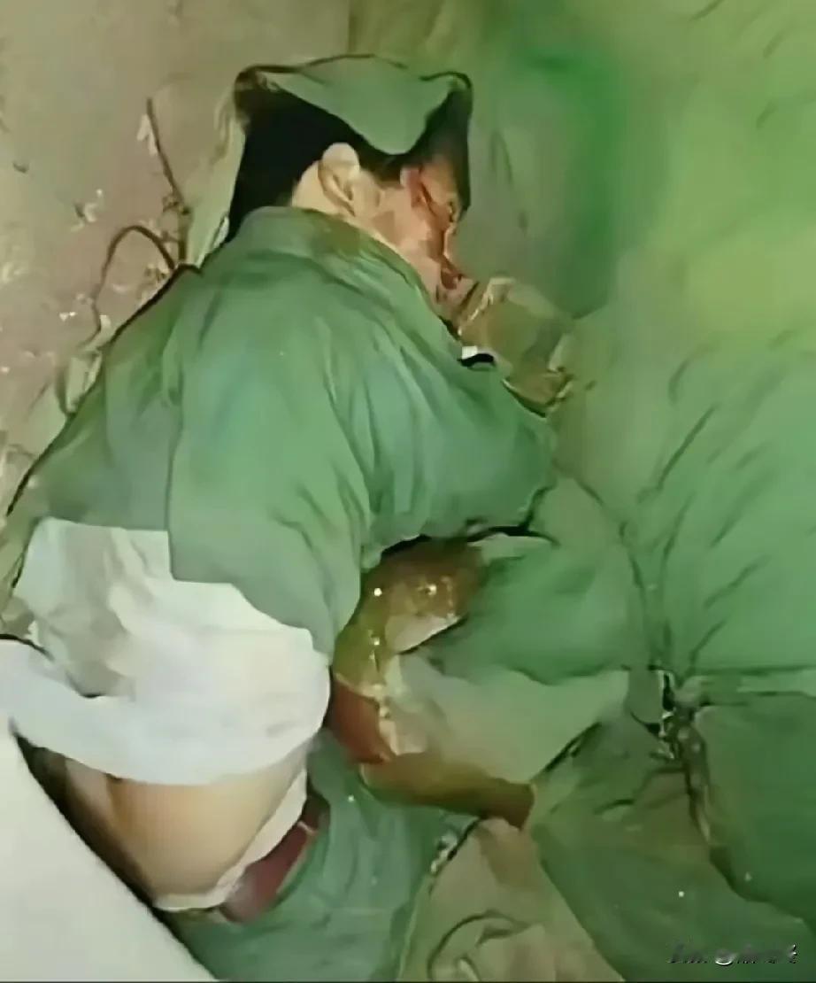 80年代，老山前线，一名年轻的战士被炮弹击中壮烈牺牲，他蜷缩在地上，脸上布满血痕