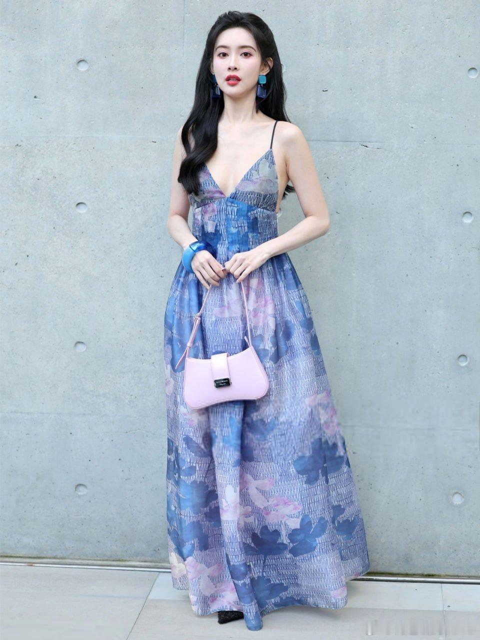 写真孟子义 米兰时装周蓝色深V装扮惊艳全场 