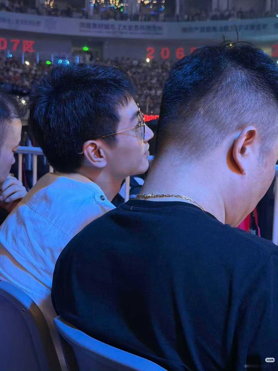 陈晓现身岳云鹏演唱会陈晓去看了岳云鹏演唱会，笑得好开心哈哈哈哈 