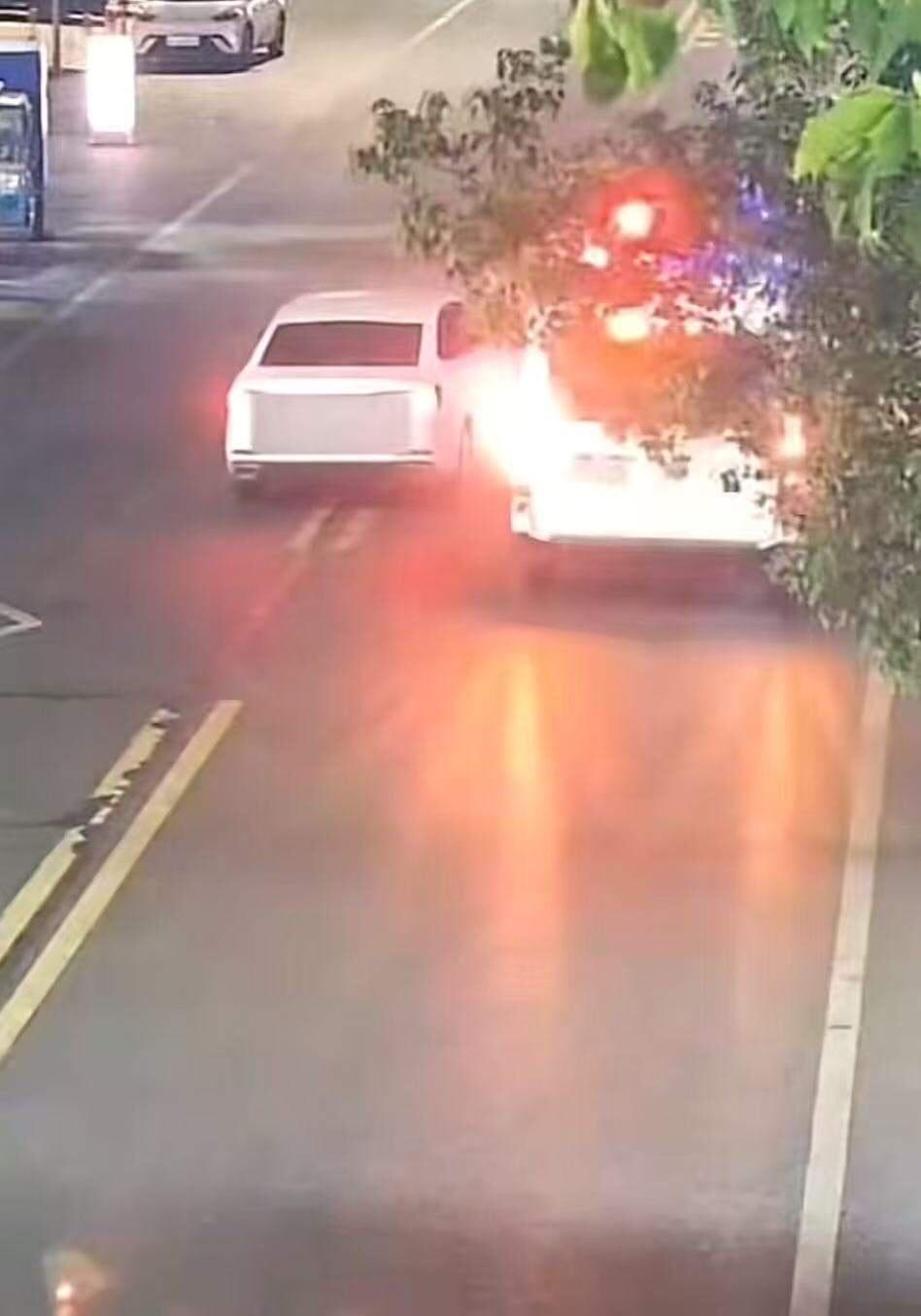 浙江，民警开着警车在路上巡逻，突然一轿车猛打方向把警车截停！民警以为轿车司机故意