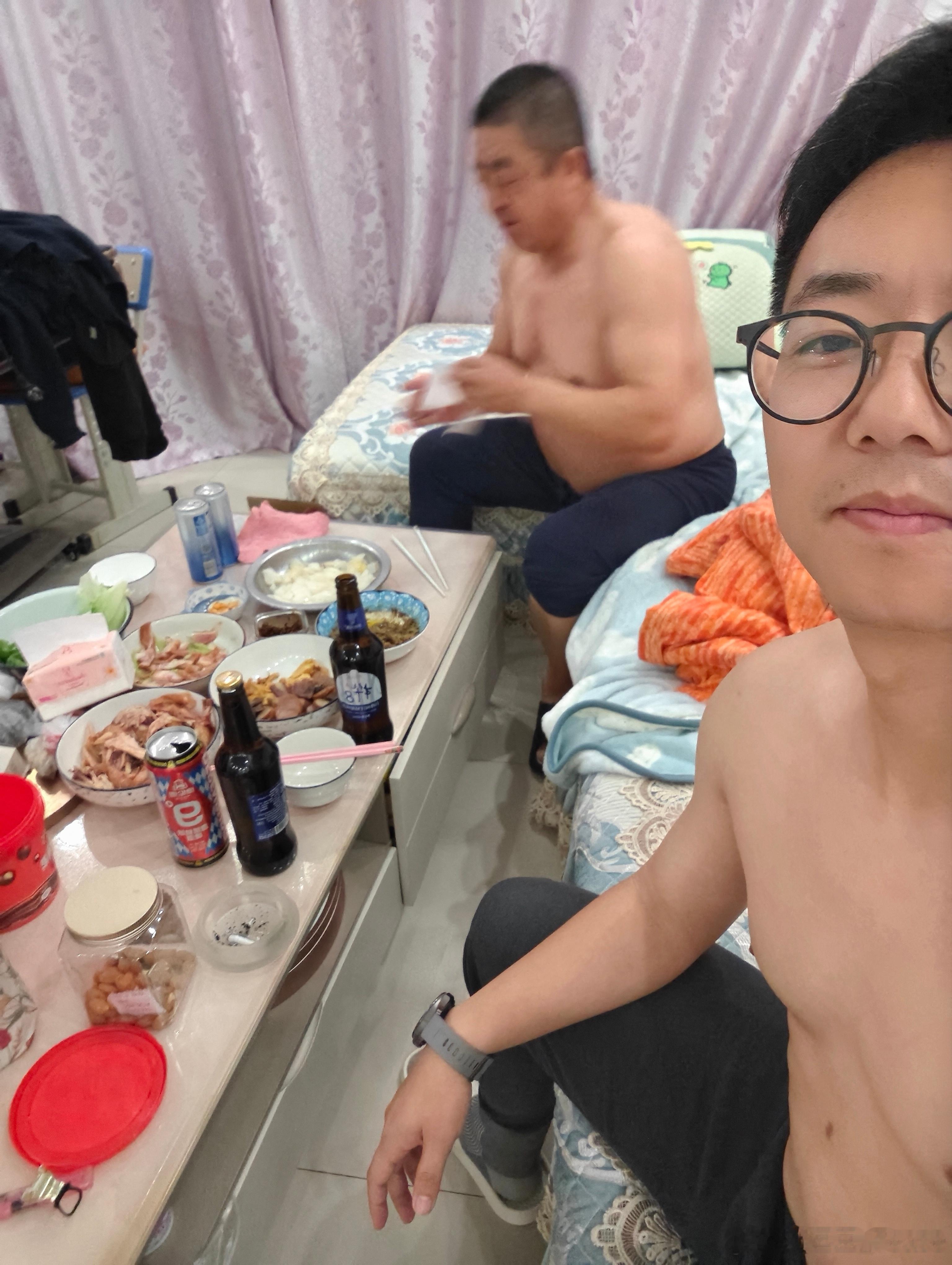 刻板形象我爸晚上7点刚喝完喝完了9点半继续找我整点宵夜我快扛不住了他还弄了一大桌