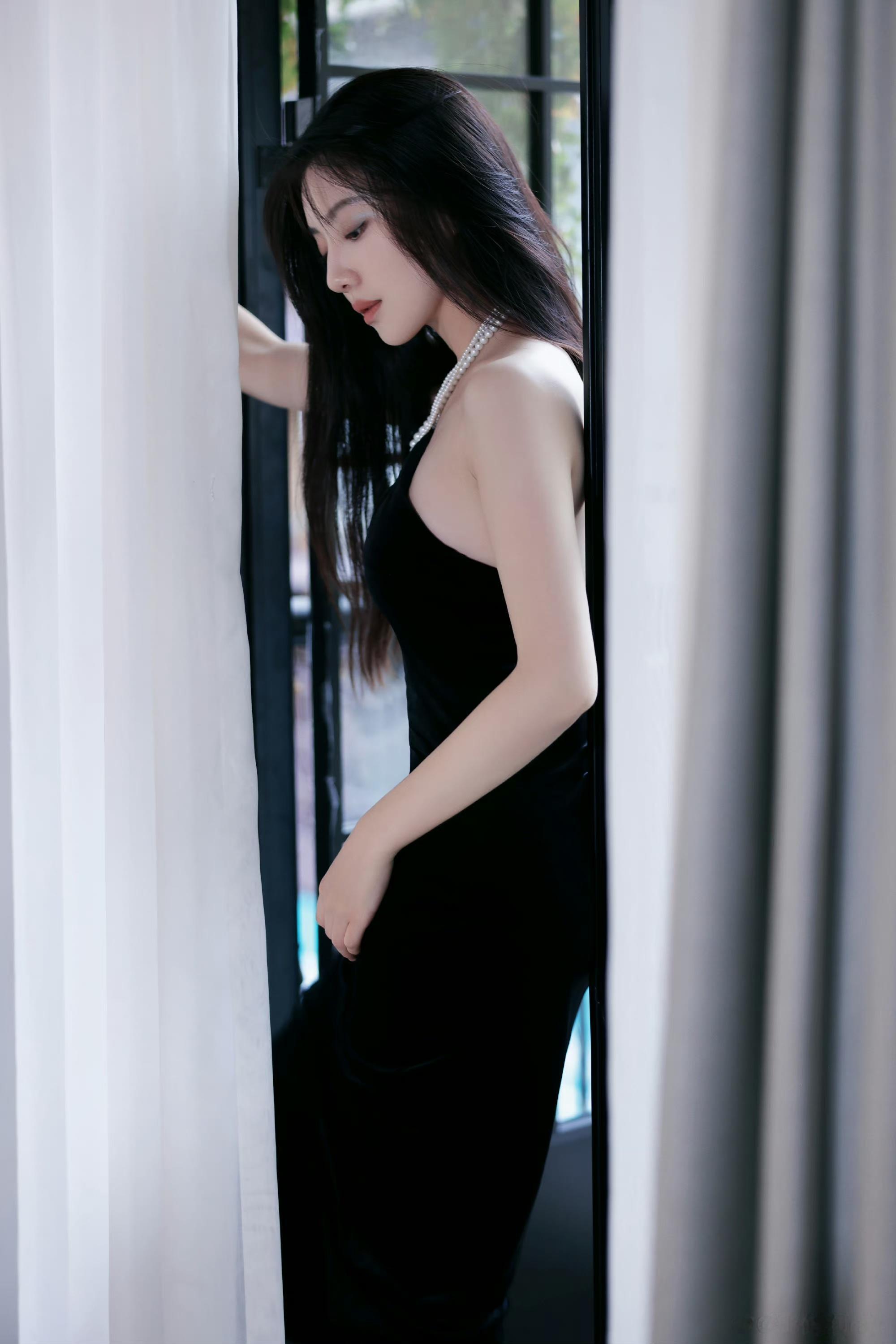 #王鹤润御姐风造型# 好好看的王鹤润呢，美女姐姐的御姐风造型，成功吸引了我的目光