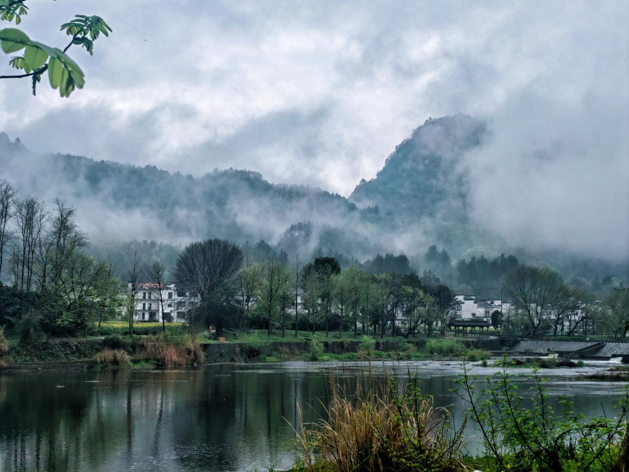 【原创】
从黟县到休宁途中，如果赶上雨天，就会遭遇齐云山无与伦比的美……
皖南旅