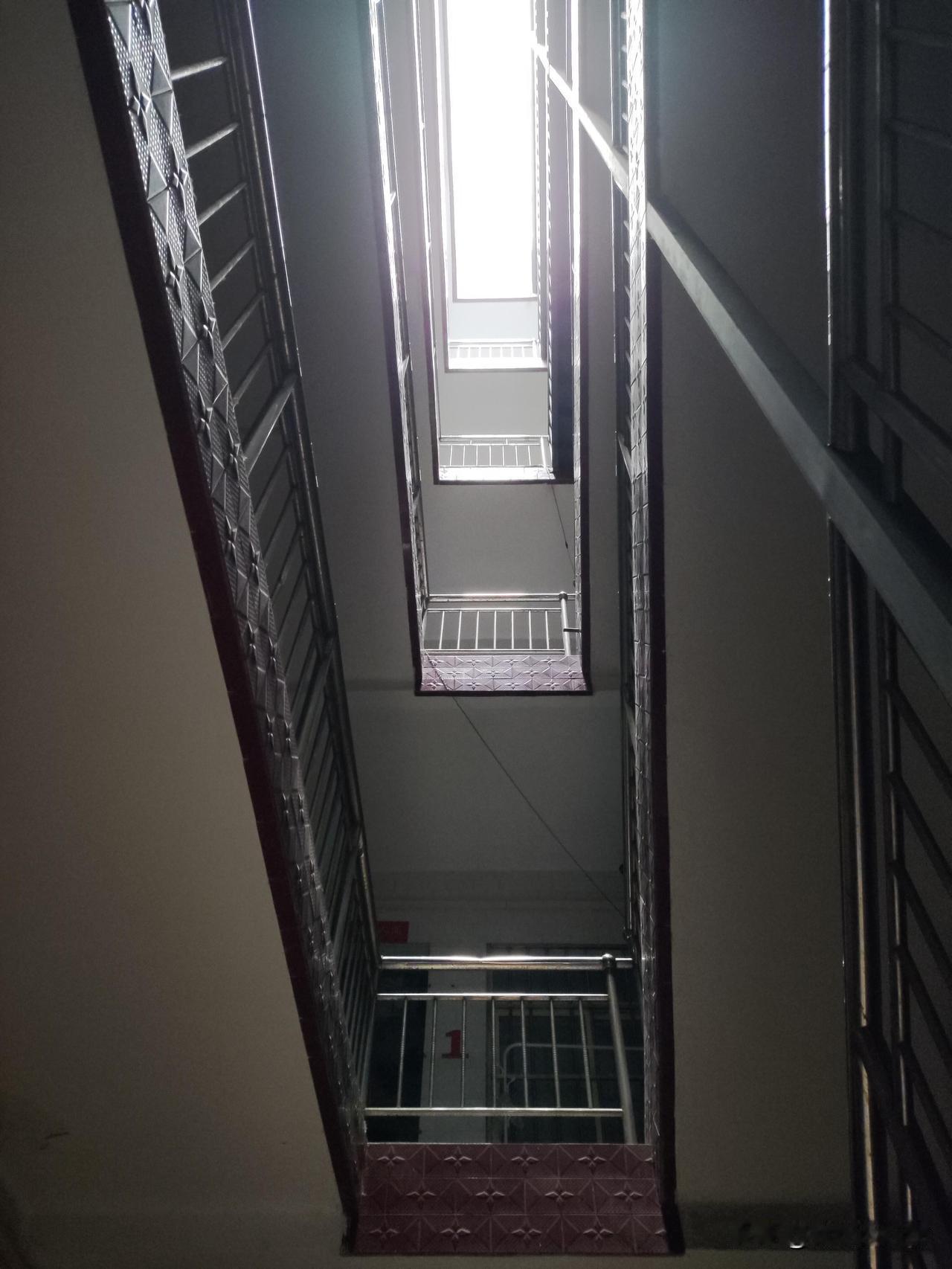 上了四年大学就找了一份4k的工作
我不知道是为什么
二十多岁的我好像被圈住了
每