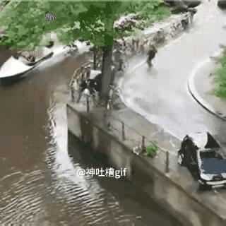 哪有这种开霸道车的，难道不该负责吗？
要是车上还有人，那不就淹没了？
我是在网上