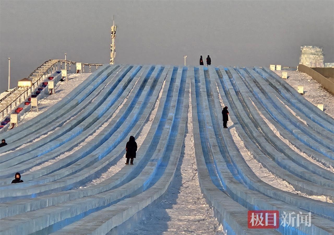 哈尔滨冰雪大滑梯24道开门迎客，千人队伍抢预约

12月17日哈尔滨冰雪大世界开