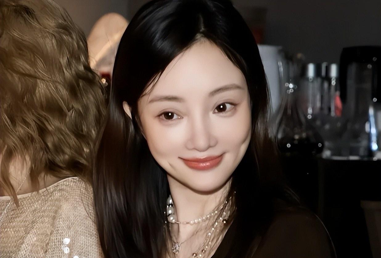 李小璐崩溃自曝窘境，深夜哭诉无戏可拍，全怪当年恋爱脑，把人生下坡全归为恋爱脑，绝