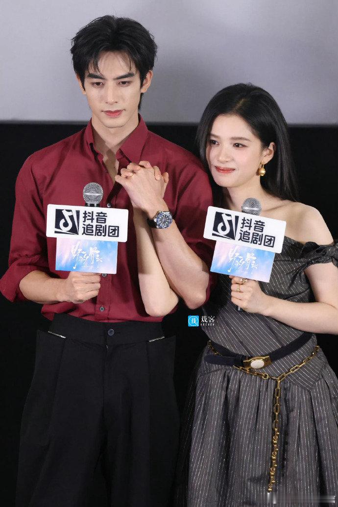 宋威龙张婧仪互关野狗骨头终于双向关注啦！这波圆满直接戳中所有剧粉的心巴 