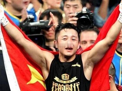邹市明45岁重返拳击赛场45岁还要重返拳台，说是听了妻子的话。我就想问一句：这岁