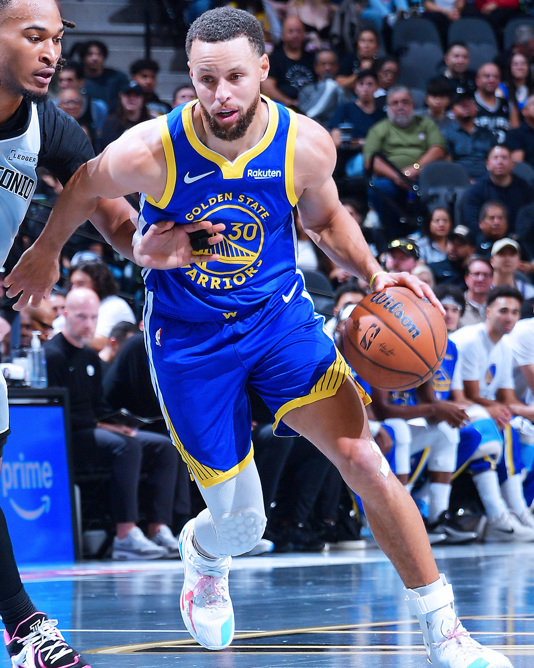 30岁以后得分40+场次库里追平篮球之神（Goat）共享44场并列历史第一。 