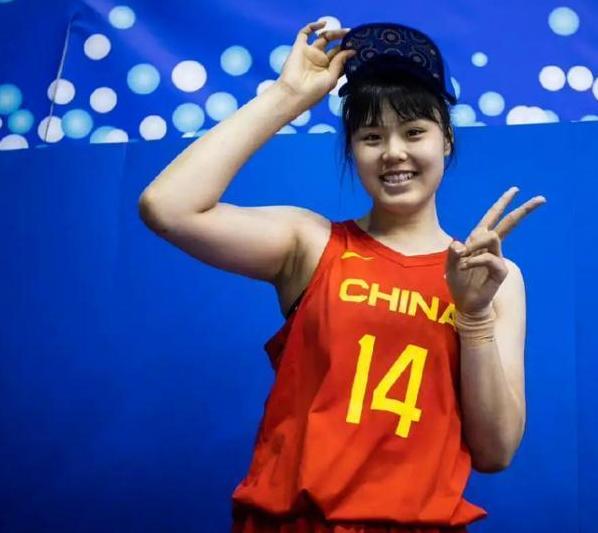 手握世界杯亚军、WCBA三冠，保送北体大硕士，更强势签约WNBA和国际顶奢代言！