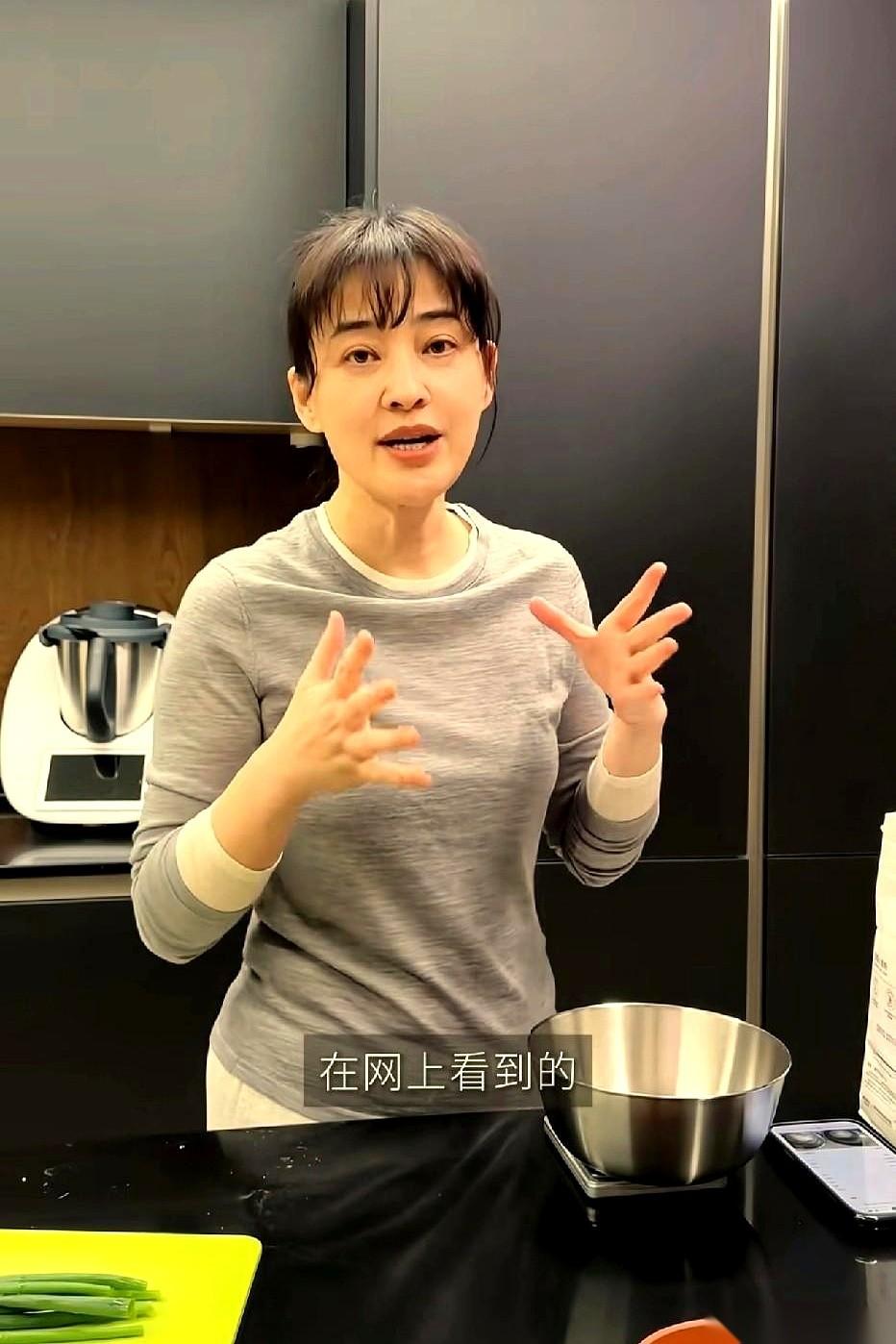 刷到梅婷在家吃饭，我愣了三秒。
真的，就愣住了。
那张脸，是卸掉了所有脂粉和灯光