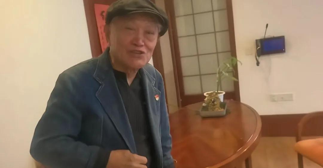 7月16日，牛犇与友人见面谈笑风生，谁能想到短短两天后，他会痛失爱子。
当天上午