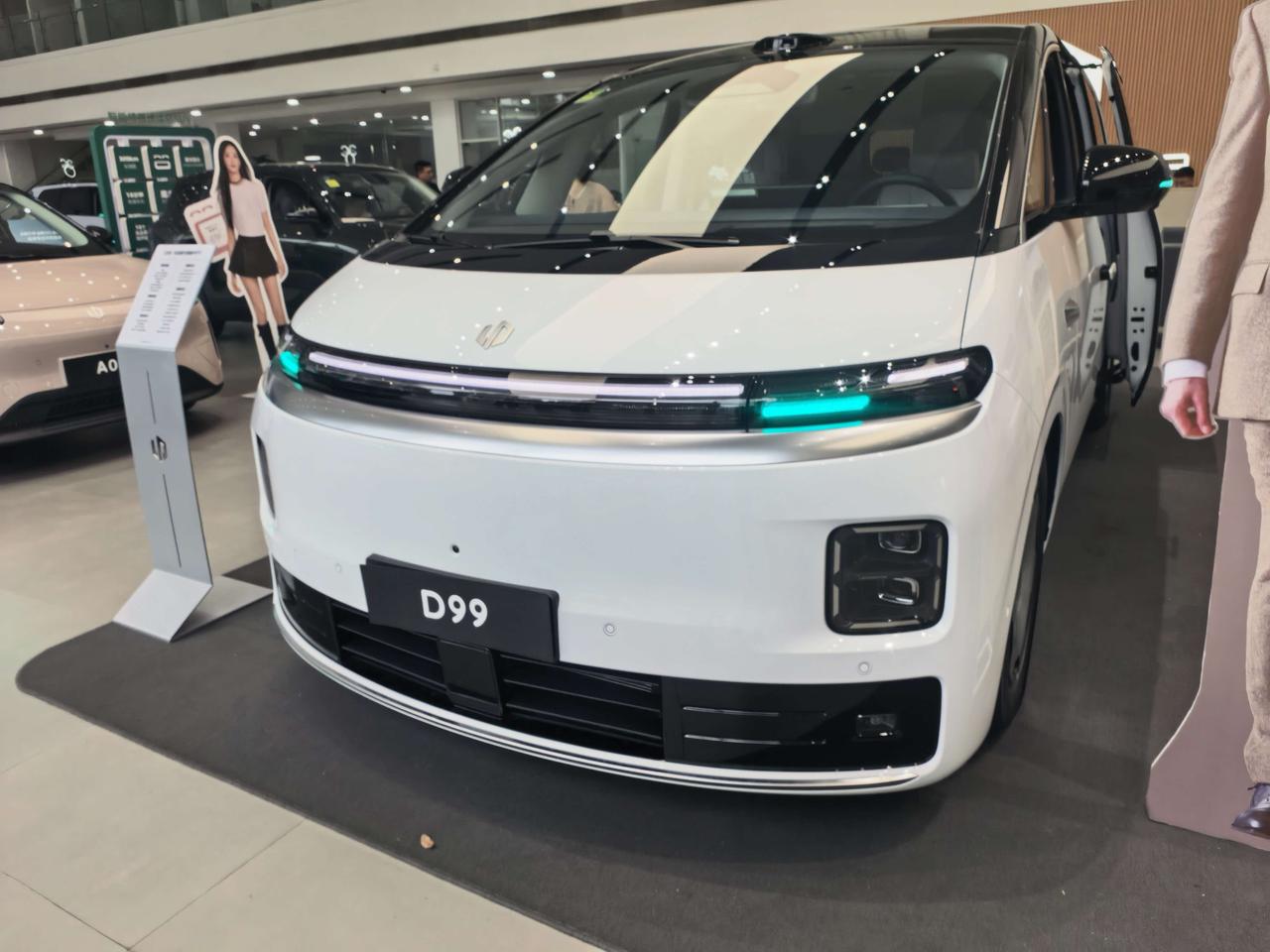 零跑D99外观造型与市面上其他的商务车型其实是不太一样的，它有一种香港保姆车的感