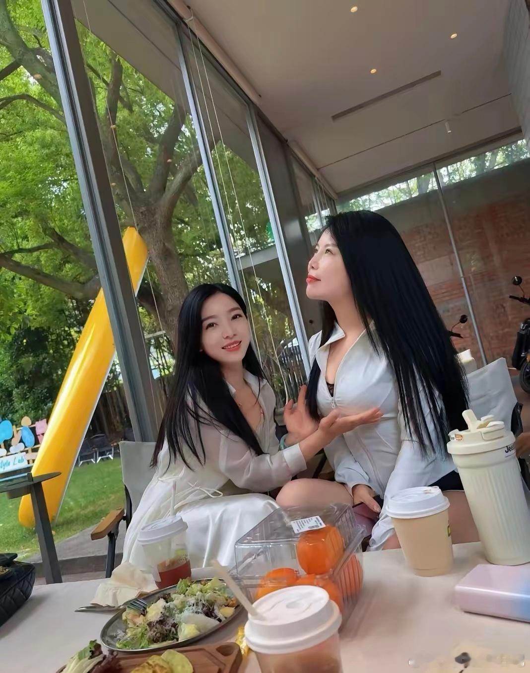 朋友之间是需要相互托举的这样的方式对吗 
