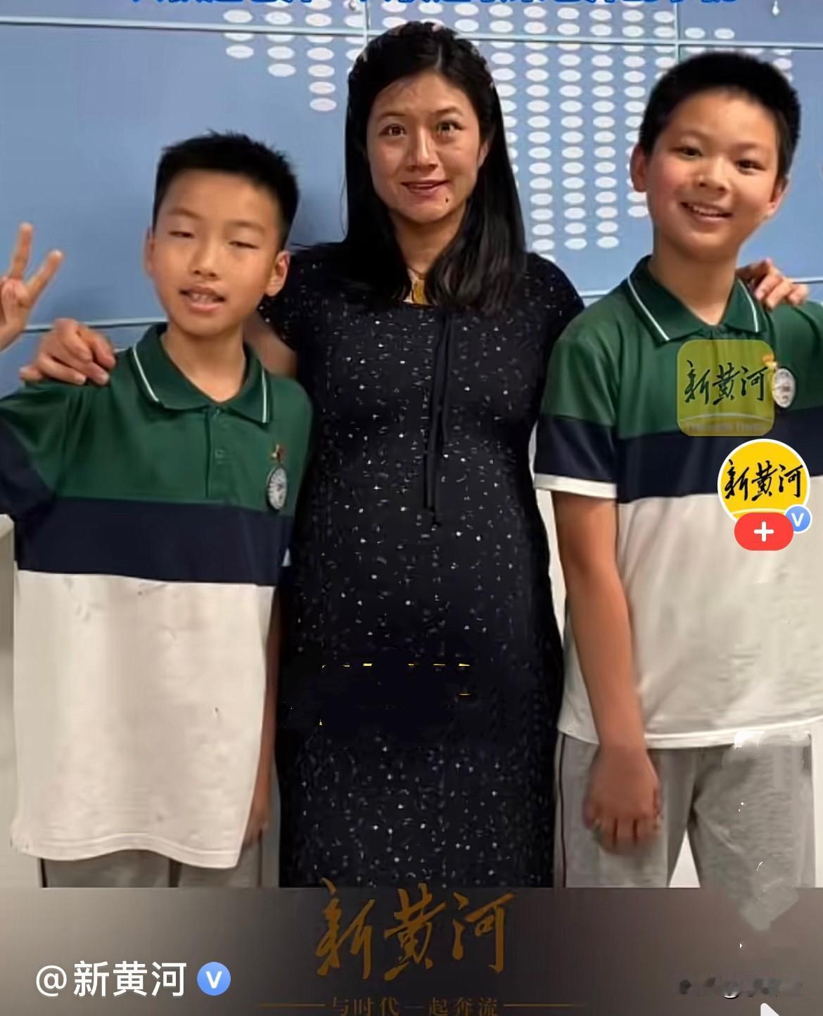 近日，一所小学的走廊里，上演了一场双向奔赴的温暖，看完瞬间被这群善良的小朋友圈粉