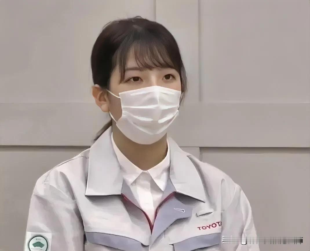 戴着口罩也难掩美丽容颜！这是丰田公司的员工在听丰田董事长丰田章男演讲时被媒体捕捉