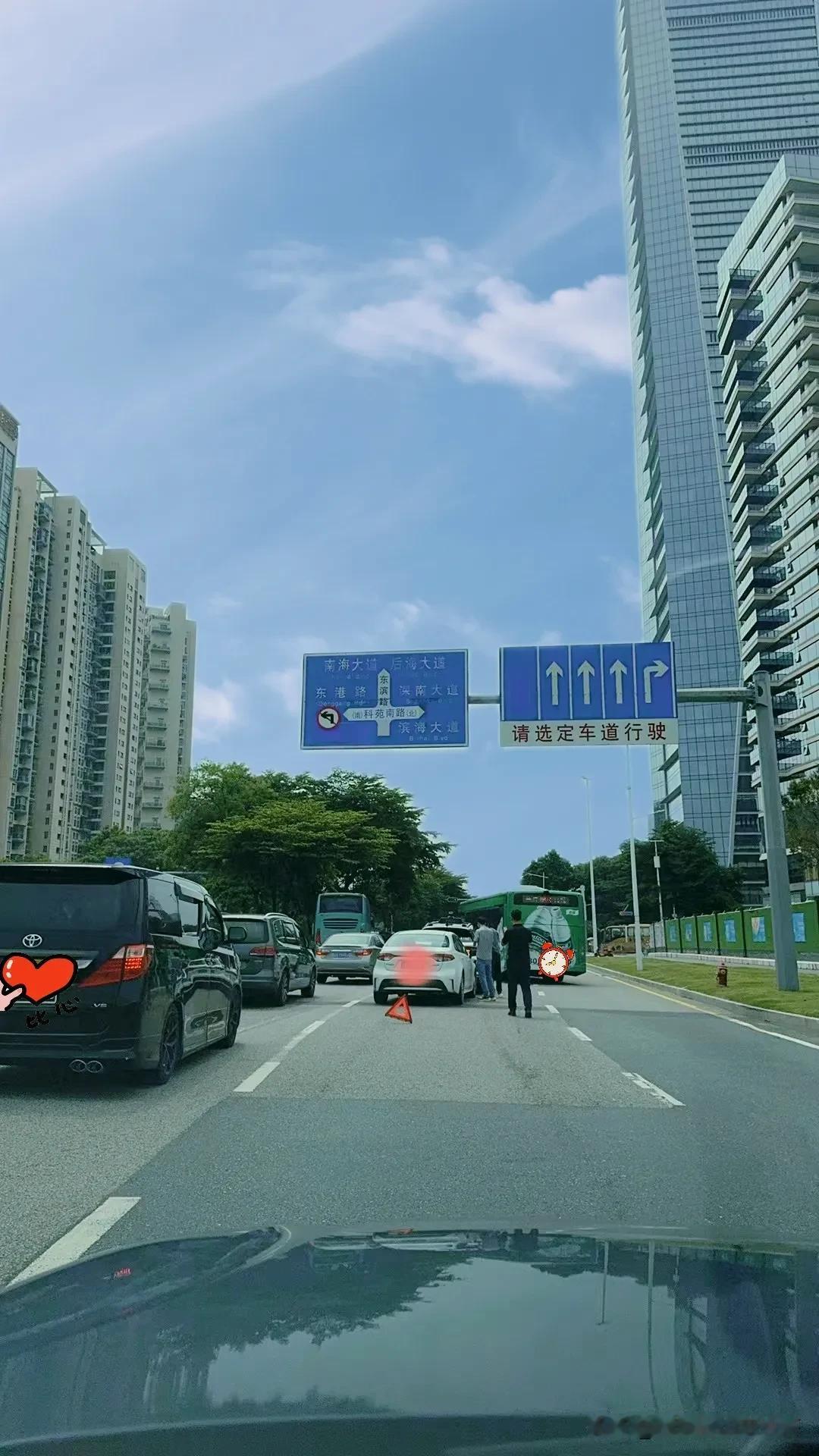  今天下午在南山区，看见有人驾驶的汽车，把无人驾驶的车给撞了！
这该怎么理赔？不