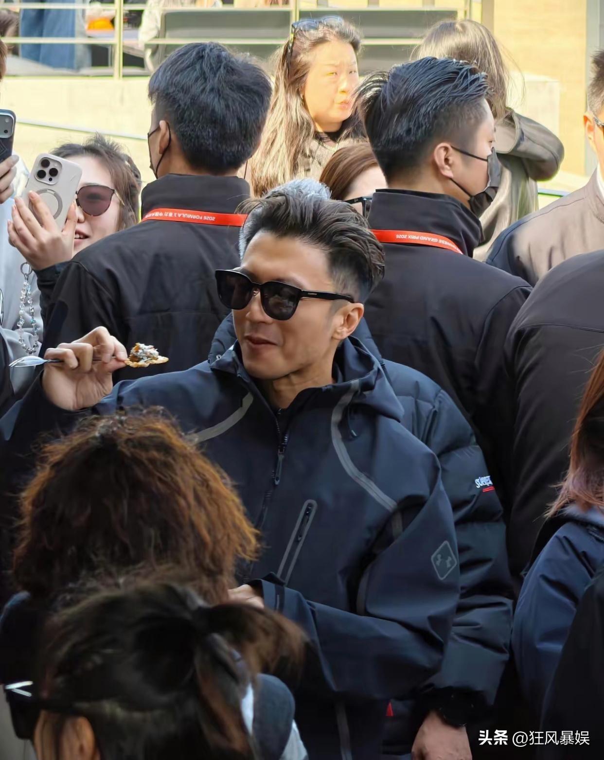 谢霆锋，笑的好甜！

3月14日，上海F1赛车现场人山人海，引擎的轰鸣声中，观众