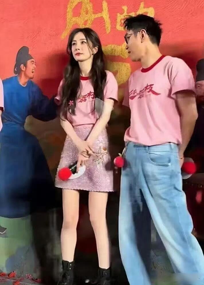 杨幂估计头都大了，这眼神躲还是不躲好啊？ ​​​