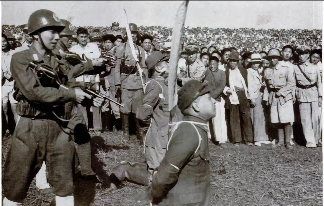 历史老照片·日本战犯的末日上海江湾 两名日本战犯被执行死刑 