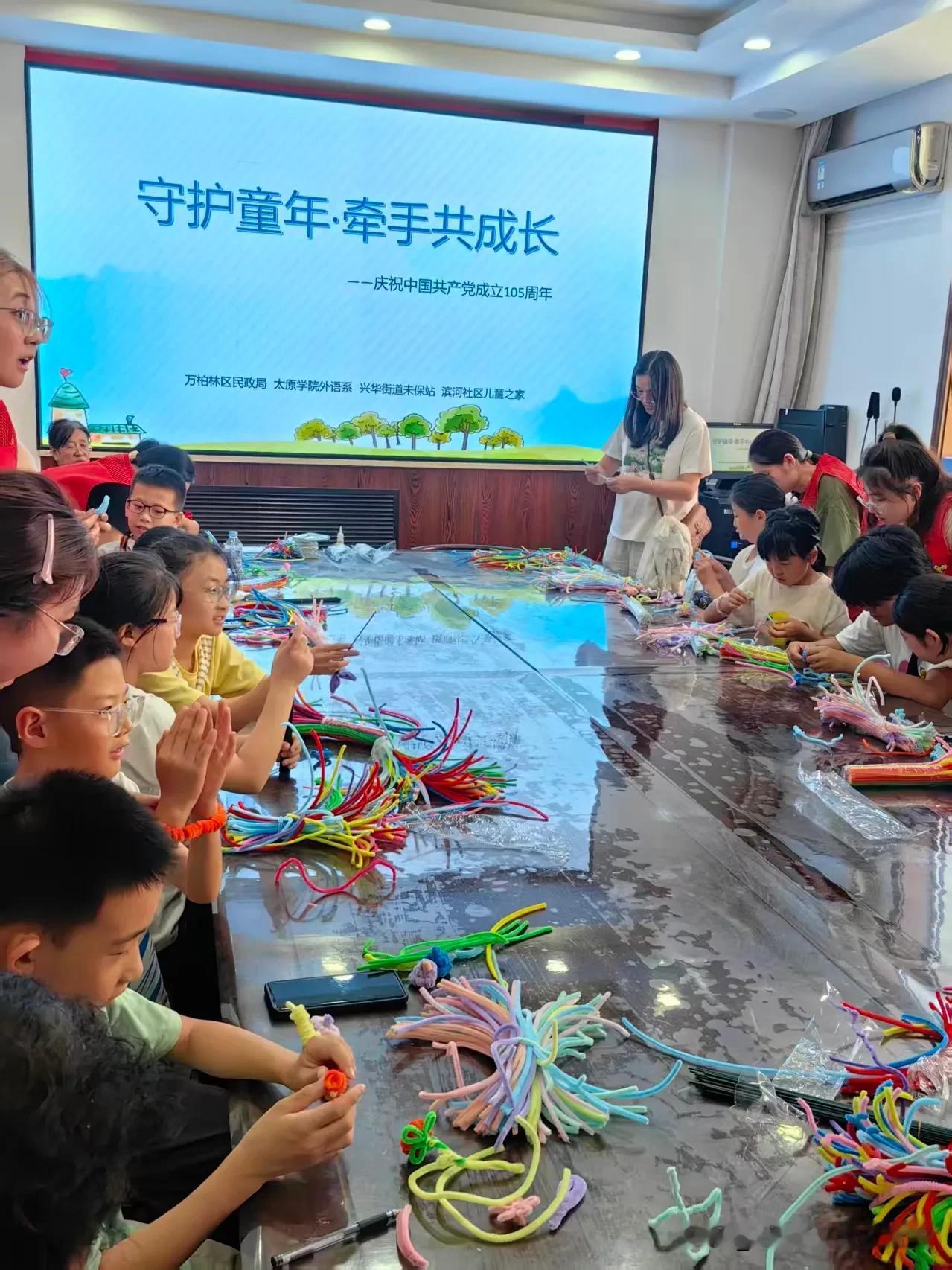 彩棒编织童趣 童心向党向阳成长

暑期缤纷相伴，关爱护航成长。近日，万柏林区民政
