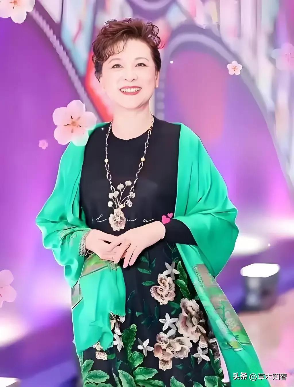 发现了没，
王馥荔有个很明显的特点，
倒不是因为她变老了，而是她明明都76岁了，